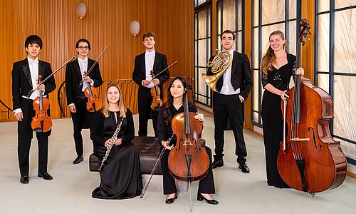 Ein Gruppenfoto des Orchesters. 