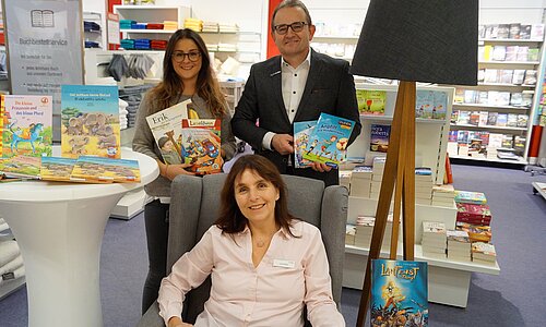 Bild v.l.n.r.: Merve Aksu (Galeria Kaufhof), Julia Rittel (Leitung Stadtbibliothek), Hans-Peter Neußer (Geschäftsführer Galeria Kaufhof Euskirchen)