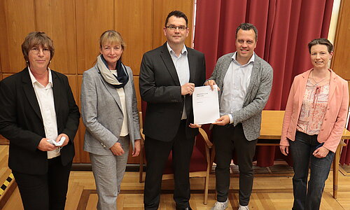 gpa-Prüferin Christina Hasse (v.l.), gpa-Abteilungsleiterin Dagmar Klossow, Projektleiter Frank Breidenbach sowie Bürgermeister Sacha Reichelt sowie die Vorsitzende des Rechnungsprüfungsausschusses Dr. Simone Galliat. 