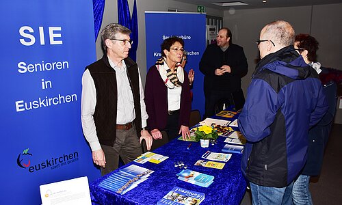Marie-Theres Kastenholz und Hans Schmatz, SIE, im Gespräch mit Messebesuchern 