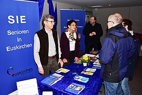 Marie-Theres Kastenholz und Hans Schmatz, SIE, im Gespräch mit Messebesuchern Marie-Theres Kastenholz und Hans Schmatz, SIE, im Gespräch mit Messebesuchern
