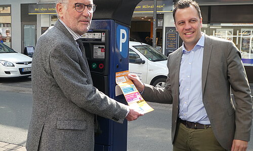 Bürgermeister Dr. Uwe Friedl und Sacha Reichelt bei der Vorstellung von Smartparking