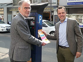 Bürgermeister Dr. Uwe Friedl und Sacha Reichelt bei der Vorstellung von Smartparking Bürgermeister Dr. Uwe Friedl und Sacha Reichelt bei der Vorstellung von Smartparking