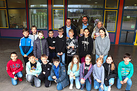 Bürgermeister Sacha Reichelt, Salih Yavuz und Christiane Mermi mit den Kindern der GGS Nordstadt.