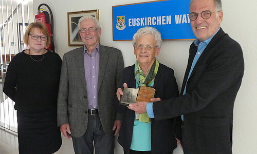 Dr. Gabriele Rünger, Herr und Frau Brück sowie Bürgermeister Dr. Uwe Friedl mit den verlorenen Feldpostbriefen