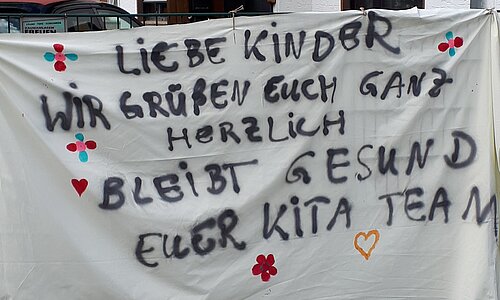 Grußbanner an der städtischen Kita Winkelpfad