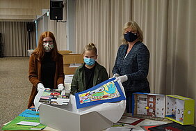 Sarah Kenter, Philipp Dorna und Dr. Heike Lützenkirchen verpacken die Exponate der Schule Sarah Kenter, Philipp Dorna und Dr. Heike Lützenkirchen verpacken die Exponate der Schule