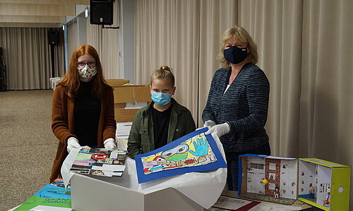 Sarah Kenter, Philipp Dorna und Dr. Heike Lützenkirchen verpacken die Exponate der Schule