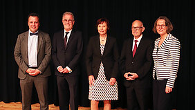 Bürgermeister Sacha Reichelt und Ministerin Ina Scharrenbach gemeinsam mit dem ehemaligen Bürgermeister Dr. Uwe Friedl sowie den beiden langjährigen Stadtverordneten Irmgard Preißmann-Jung und Leo Pelzer.
