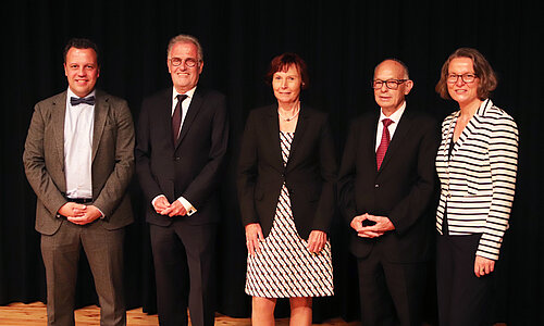 Bürgermeister Sacha Reichelt und Ministerin Ina Scharrenbach gemeinsam mit dem ehemaligen Bürgermeister Dr. Uwe Friedl sowie den beiden langjährigen Stadtverordneten Irmgard Preißmann-Jung und Leo Pelzer.