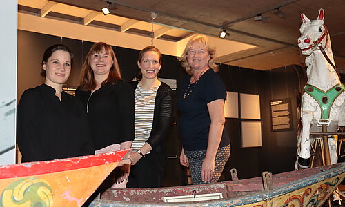 Das Team des Stadtmuseums mit Archivleiterin Sabine Dünnwald mit den Ausstellungsstücken.