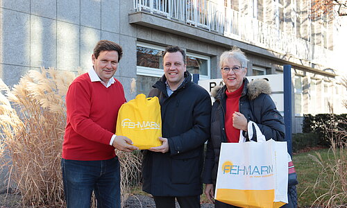 Carsten und Helga Lübke mit Euskirchens Bürgermeister Sacha Reichelt vor dem Rathaus.