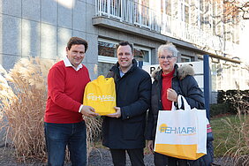 Carsten und Helga Lübke mit Euskirchens Bürgermeister Sacha Reichelt vor dem Rathaus.