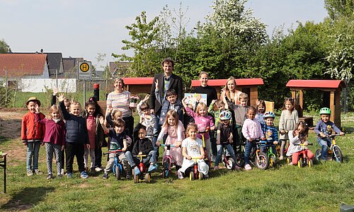 Die Freude bei den Kindern war groß als Marion Rodewald (hinten 2.v.r.) mit den gespendeten Rädern zu Besuch kam.