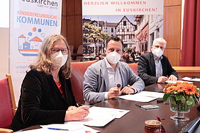 Bürgermeister Sacha Reichelt (m.) und der Erste Beigeordnete Alfred Jaax begrüßten Anna Lützkes vom Verein Kinderfreundliche Kommunen zur Unterzeichnung der Vereinbarung im Euskirchener Rathaus.