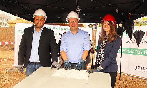 Grundsteinlegung mit Bürgermeister Sacha Reichelt, Architekt Adam Fray und Prokuristin Melanie Butzke.