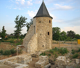 Heute noch zu sehen: der Turm der oberen Burg in Kuchenheim, hier bei der Ausgrabung 2005 Heute noch zu sehen: der Turm der oberen Burg in Kuchenheim, hier bei der Ausgrabung 2005