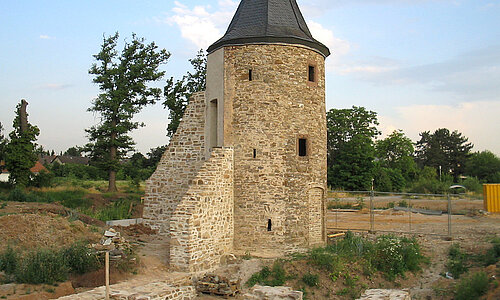 Heute noch zu sehen: der Turm der oberen Burg in Kuchenheim, hier bei der Ausgrabung 2005