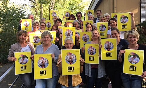 Kitaleitungen mit Aktionsplakaten