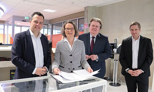 Ina Scharrenbach mit Bürgermeister Sacha Reichelt, MdL Klaus Voussem und Landrat Markus Ramers.