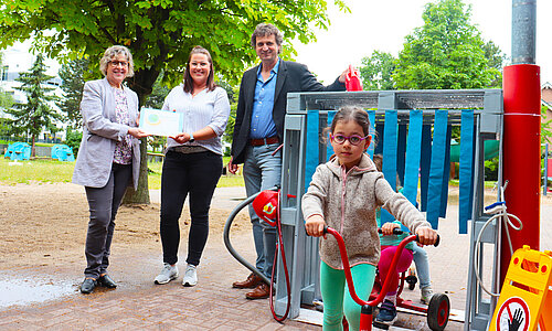 Abteilungsleiter Jürgen Ungerathen mit Projektleiterin Edith Klingsporn (l.) und Kita-Leiterin Martina Kellershoff mit der selbst gebauten Waschanlage.