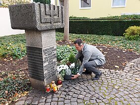 Bürgermeister Sacha Reichelt stellt eine Pflanzschale an der Gedenkstätte der jüdischen Synagoge ab Bürgermeister Sacha Reichelt stellt eine Pflanzschale an der Gedenkstätte der jüdischen Synagoge ab