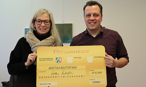 Bürgermeister Sacha Reichelt und Fachbereichsleiterin Christiane Mermi werben für die Ehrenamtskarte.