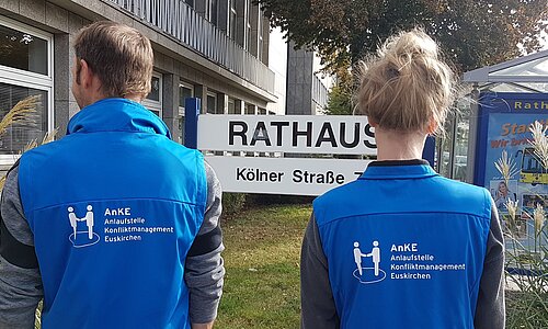 Die Mitarbeiter/innen des Projekts AnKE sin an ihren blauen Jacken zu erkennen