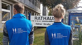 Die Mitarbeiter/innen des Projekts AnKE sin an ihren blauen Jacken zu erkennen Die Mitarbeiter/innen des Projekts AnKE sin an ihren blauen Jacken zu erkennen