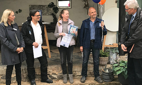 Übergabe der Denkmalplakette in der Kirchheimer Straße 100