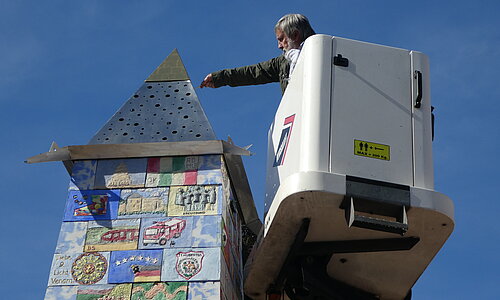 Dem Obelisk wird die Spitze aufgesetzt