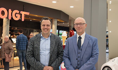 Bürgermeister Sacha Reichelt und Uwe Lo Greco im frisch wiedereröffneten Veybach-Center.