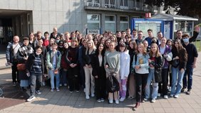 52 Schülerinnen und Schüler mit Bürgermeister Sacha Reichelt und ihren Lehrern vor dem Rathaus.