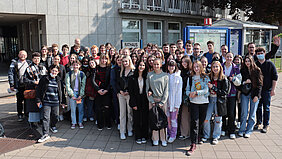 52 Schülerinnen und Schüler mit Bürgermeister Sacha Reichelt und ihren Lehrern vor dem Rathaus.