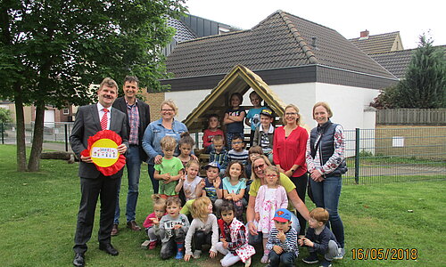 Übergabe neues Pfahldorfhaus