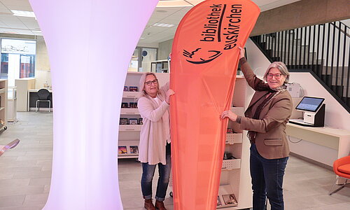 Das Team der Bibliothek steckt mitten in den Vorbereitungen für die Eröffnung.