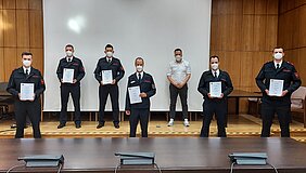Bürgermeister Sacha Reichelt mit sechs Feuerwehrmännern bei der Urkundenübergabe Bürgermeister Sacha Reichelt mit sechs Feuerwehrmännern bei der Urkundenübergabe