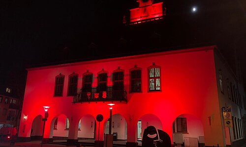 Das alte Rathaus in oranges Licht getaucht