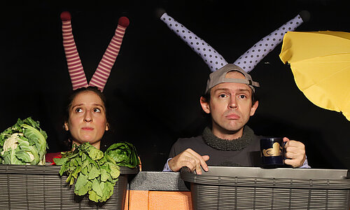 Foto aus einem Kindertheaterstück mit zwei Schauspielern, die Schnecken spielen.