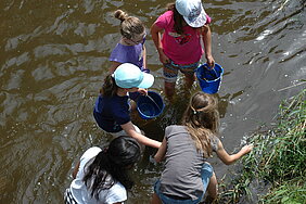 Ferienworkshop Farbe im Fluss Ferienworkshop Farbe im Fluss
