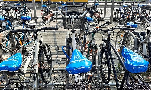 Fahrräder, deren Sättel mit einem Stadtradeln-Sattelschutz verpackt sind.