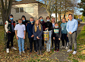 Einweihung Mülleimer Euskirchens Bürgermeister Sacha Reichelt mit einer Gruppe Schüler der Matthias-Hagen-Schule.