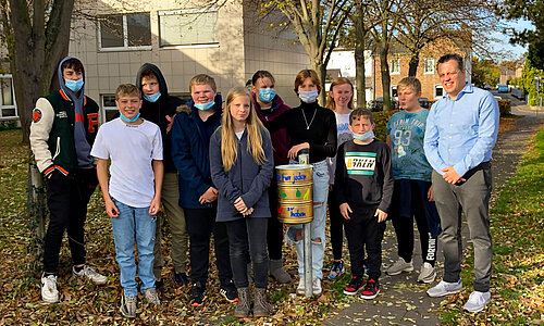 Euskirchens Bürgermeister Sacha Reichelt mit einer Gruppe Schüler der Matthias-Hagen-Schule.