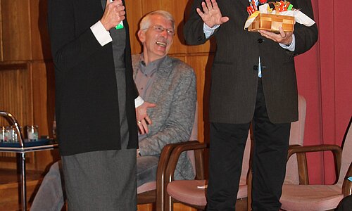 Marie-Theres Kastenholz und Hans-Werner Pütz bedanken sich im Namen der Seniorenvertretung bei Bürgermeister Dr. Uwe Friedl für die gute Unterstützung