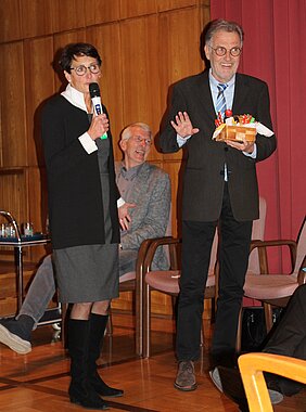 Marie-Theres Kastenholz und Hans-Werner Pütz bedanken sich im Namen der Seniorenvertretung bei Bürgermeister Dr. Uwe Friedl für die gute Unterstützung