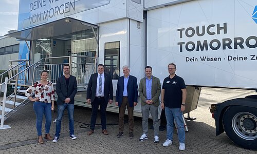 Maria Joachimsmeier, Marienschule; Holger Bessel, Marienschule; Michael Mombaur, Schulleiter der Marienschule; Alfred Jaax, Erste Beigeordnete Stadt Euskirchen; Sacha Reichelt, Bürgermeister Stadt Euskirchen; Uwe Slosinski, Projekt- und Teamleiter für das TouchTomorrow-Projekt bei der IW Medien GmbH