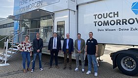 Maria Joachimsmeier, Marienschule; Holger Bessel, Marienschule; Michael Mombaur, Schulleiter der Marienschule; Alfred Jaax, Erste Beigeordnete Stadt Euskirchen; Sacha Reichelt, Bürgermeister Stadt Euskirchen; Uwe Slosinski, Projekt- und Teamleiter für das TouchTomorrow-Projekt bei der IW Medien GmbH