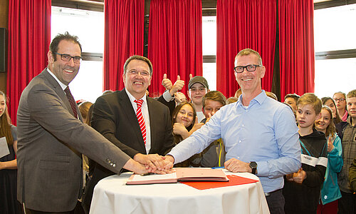 Kooperation zwischen Gesamtschule und Kreissparkasse besiegelt