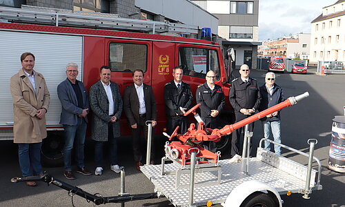 Die Bürgermeister beider Kommunen mit den Leitern der Feuerwehr und den Vertretern von Meckenheim Hilft vor dem Fahrzeug, dass nach Kiew gebracht wird.