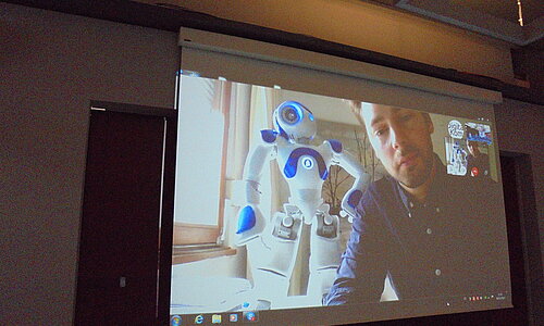 Alexander Pröll, Entrance Robotics GmbH, stellt „NAO“ vor